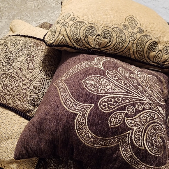 W-C Home Fashions Bedspread and Pillows - Picture 9 of 10